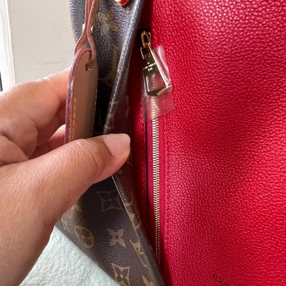 Authentic LV V Tote MM Rouge in Monogram With strap - Picture 13 of 15